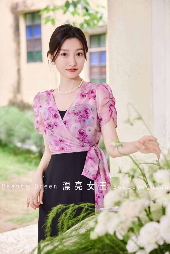 花上襯黑底連身裙
